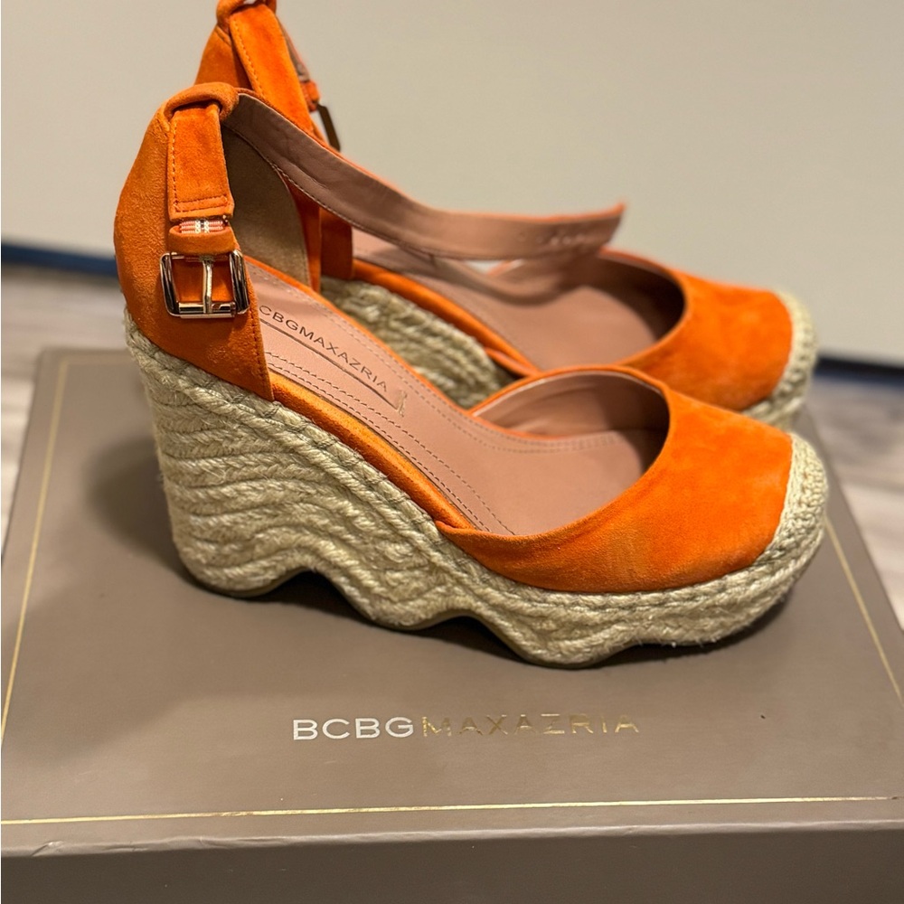 BCBG MAXAZRIA WEDGES